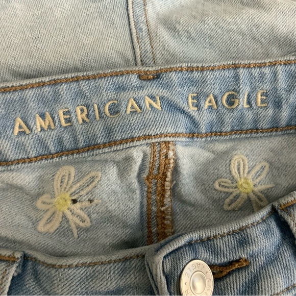 American Eagle U.S. Women’s Size 6 Floral Embroidered Mom Jeans Short-Shorts. - Picture 6 of 7